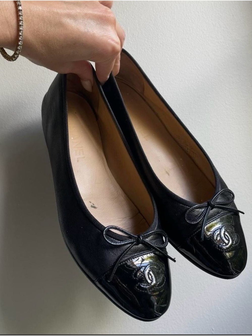 *** SOLD *** CHANEL Black Leather Ballet Flats with Patent Cap Toe and CC Logo